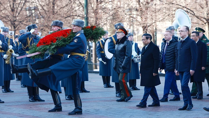 Thủ tướng đặt hoa tại Đài tưởng niệm Liệt sĩ vô danh Liên bang Nga ở thủ đô Moscow