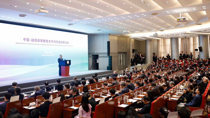 Tổng Bí thư, Chủ tịch nước thăm và phát biểu chính sách tại Đại học Thanh Hoa, Trung Quốc