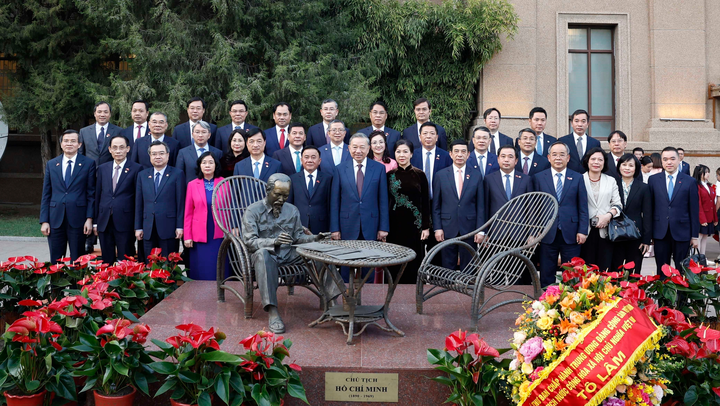 Tổng Bí thư, Chủ tịch nước và Phu nhân gặp gỡ cộng đồng người Việt Nam tại Trung Quốc