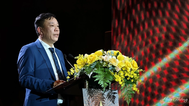 Hai thập niên bền bỉ, Cống hiến vươn mình
trở thành một cuốn biên niên sử...