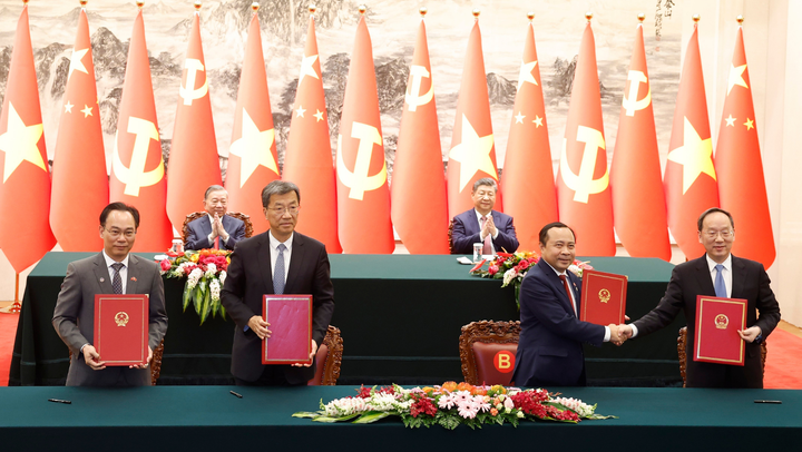 Tổng Bí thư, Chủ tịch nước Tô Lâm và Tổng Bí thư, Chủ tịch nước Tập Cận Bình chứng kiến Lễ ký các văn kiện hợp tác giữa hai nước