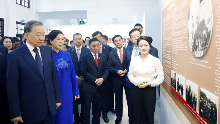 Tổng Bí thư, Chủ tịch nước và Phu nhân thăm Di tích Khu học xá Trung ương