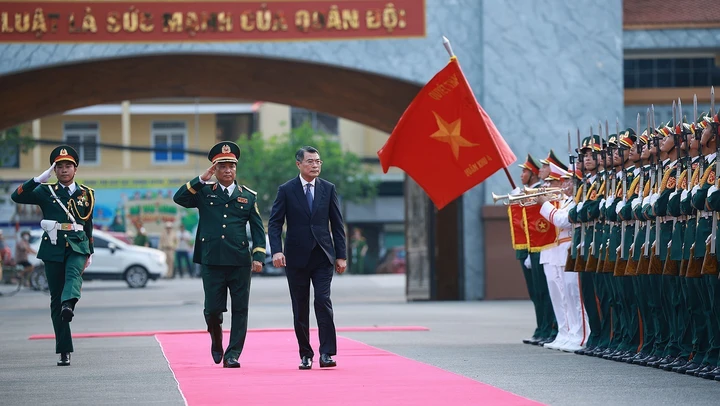 Thủ tướng dự Lễ đón nhận danh hiệu Anh hùng LLVT nhân dân của Quân khu 4