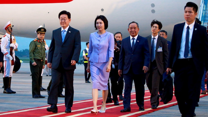 Tổng thống Hàn Quốc Lee Jae Myung và Phu nhân đến Hà Nội, bắt đầu thăm cấp Nhà nước tới Việt Nam
