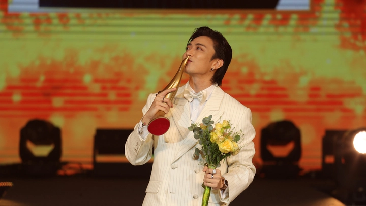 Dư âm giải Cống hiến lần 20 - 2026: Bản lĩnh, tầm vóc "Nam ca sĩ của năm"