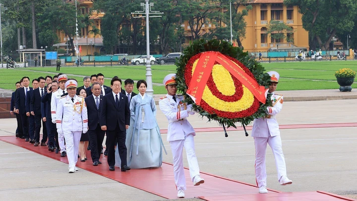 Tổng thống Hàn Quốc Lee Jae Myung và Phu nhân vào Lăng viếng Chủ tịch Hồ Chí Minh