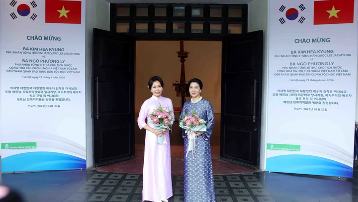 Phu nhân Tổng Bí thư, Chủ tịch nước và Phu nhân Tổng thống Hàn Quốc tham quan Bảo tàng Dân tộc học Việt Nam