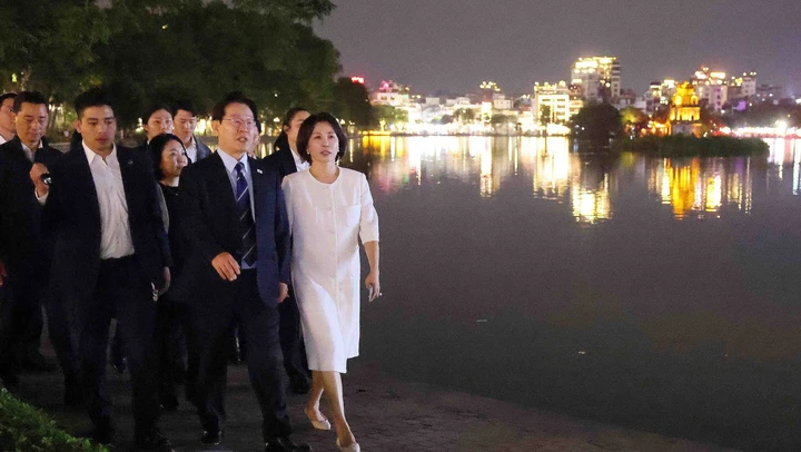 Tổng thống Hàn Quốc và Phu nhân đi dạo quanh hồ Hoàn Kiếm