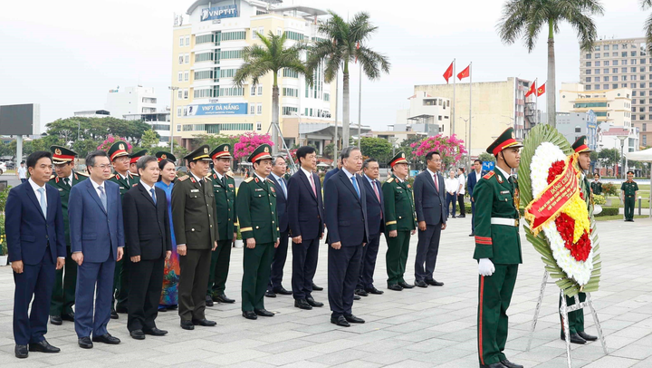 Tổng Bí thư, Chủ tịch nước Tô Lâm dâng hương tưởng niệm các Anh hùng liệt sĩ tại Đà Nẵng