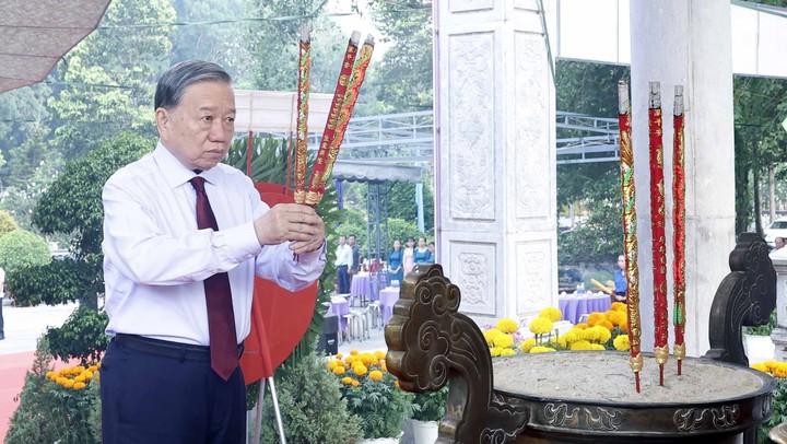 Tổng Bí thư, Chủ tịch nước Tô Lâm dâng hương tưởng niệm các Anh hùng liệt sĩ tại Tây Ninh