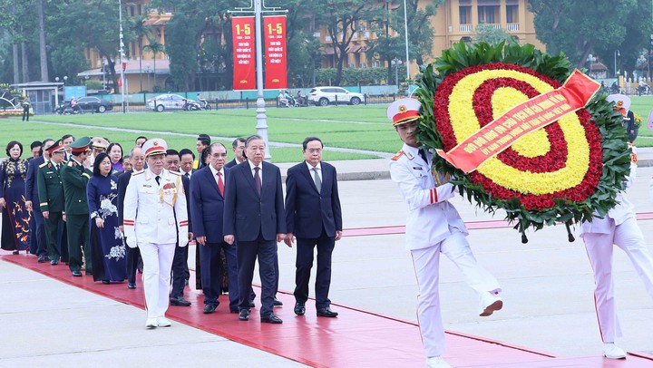 Lãnh đạo Đảng, Nhà nước vào Lăng viếng Chủ tịch Hồ Chí Minh nhân kỷ niệm 51 năm Ngày giải phóng miền Nam, thống nhất đất nước