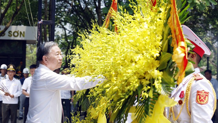Tổng Bí thư, Chủ tịch nước Tô Lâm dâng hương tại Nghĩa trang liệt sĩ Quốc gia Trường Sơn