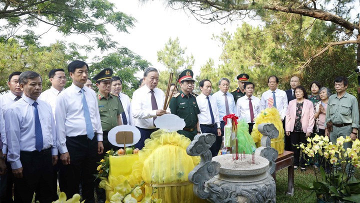 Tổng Bí thư, Chủ tịch nước Tô Lâm dâng hương tưởng niệm Đại tướng Võ Nguyên Giáp