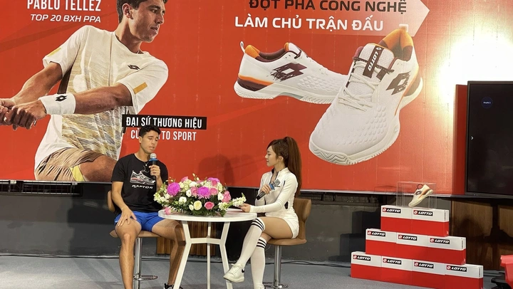 Tay vợt pickleball Pablo Tellez thi đấu biểu diễn tại sự kiện Lotto Raptor