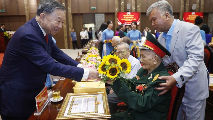 Tổng Bí thư, Chủ tịch nước dự Lễ trao tặng Huy hiệu Đảng cho đảng viên lão thành của Đảng bộ Hà Nội