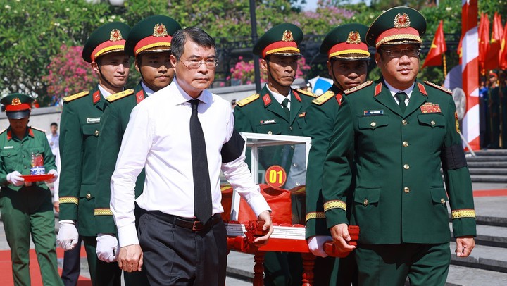 Thủ tướng dự lễ truy điệu và an táng hài cốt liệt sĩ Quân tình nguyện và chuyên gia Việt Nam hy sinh tại Lào