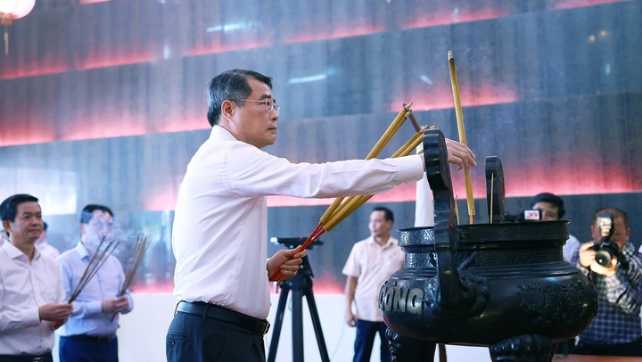 Thủ tướng dâng hương tưởng niệm các Anh hùng liệt sĩ thành phố Cần Thơ