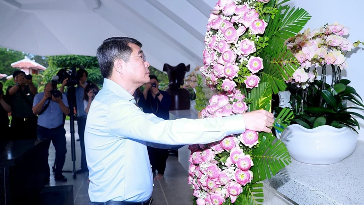 Thủ tướng Lê Minh Hưng dâng hương tưởng niệm thân sinh Chủ tịch Hồ Chí Minh ở tỉnh Đồng Tháp
