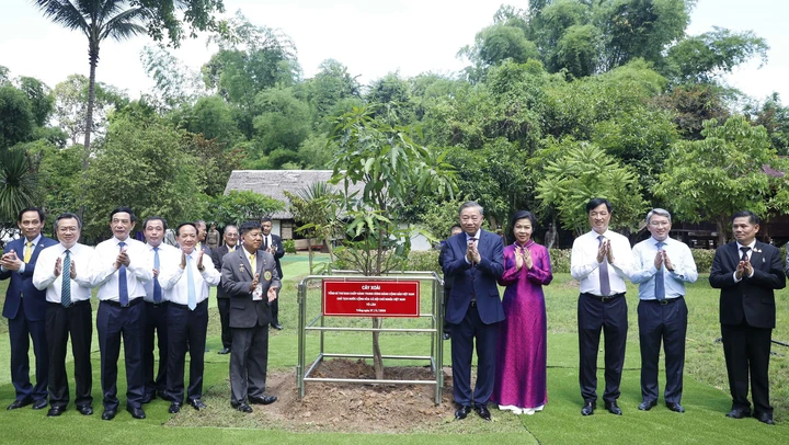 Tổng Bí thư, Chủ tịch nước Tô Lâm dâng hương tưởng niệm Chủ tịch Hồ Chí Minh tại Thái Lan
