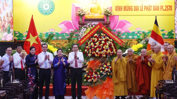 Chủ tịch Quốc hội thăm, chúc mừng Phó Pháp chủ Giáo hội Phật giáo Việt Nam