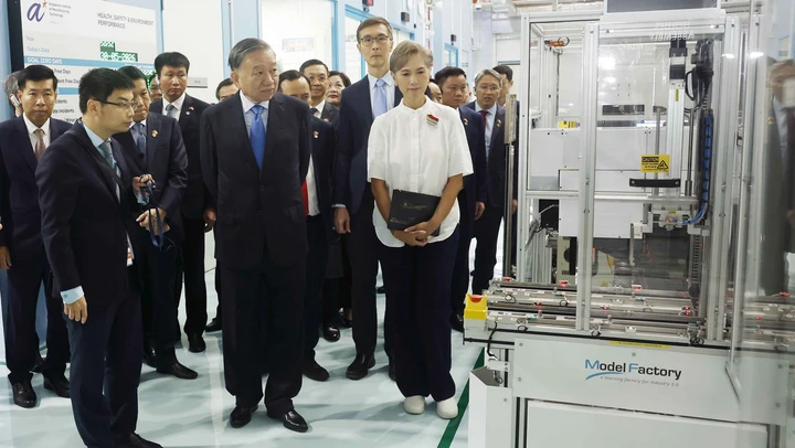 Tổng Bí thư, Chủ tịch nước thăm nhà máy mẫu với công nghệ tiên tiến của Singapore