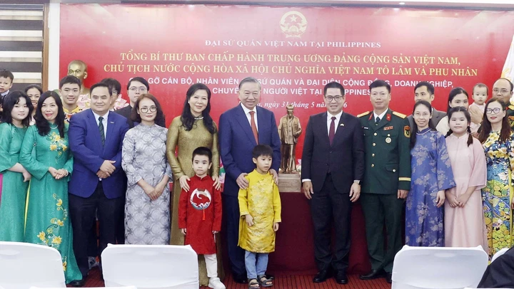 Tổng Bí thư, Chủ tịch nước và Phu nhân gặp cộng đồng người Việt Nam tại Philippines