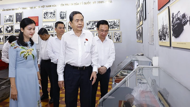Chủ tịch Quốc hội Trần Thanh Mẫn dâng hương tại Di tích lịch sử văn hóa quốc gia Dinh quận Hóc Môn