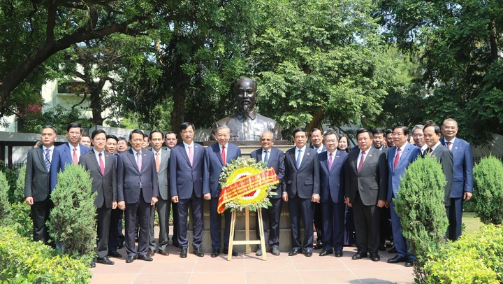 Tổng Bí thư, Chủ tịch nước Tô Lâm đặt vòng hoa tại Khu tưởng niệm Mahatma Gandhi và Tượng Chủ tịch Hồ Chí Minh (Ấn Độ)