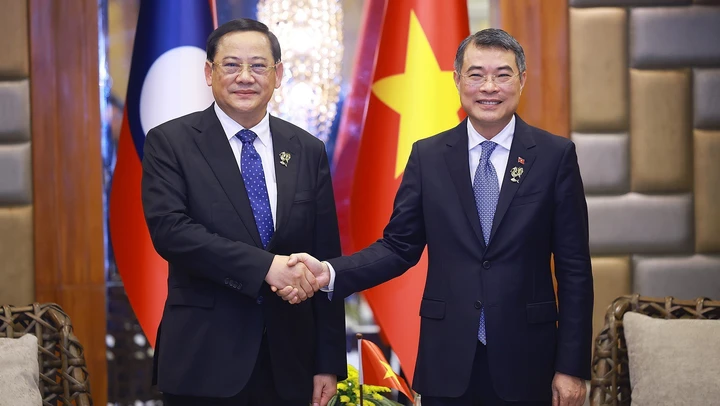 Thủ tướng Lê Minh Hưng gặp Thủ tướng Lào Sonexay Siphandone