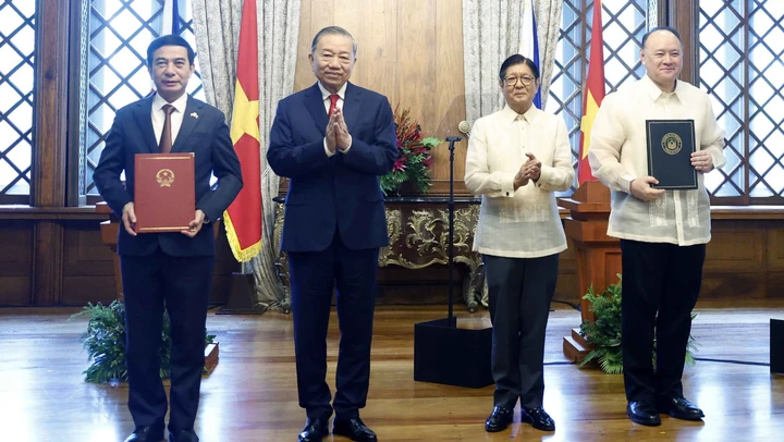 Tổng Bí thư, Chủ tịch nước Tô Lâm và Tổng thống Philippines chứng kiến trao văn kiện hợp tác giữa hai nước