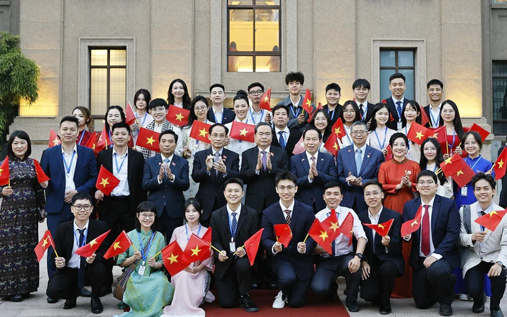 Chủ tịch Quốc hội Trần Thanh Mẫn gặp gỡ cộng đồng người Việt Nam tại Trung Quốc