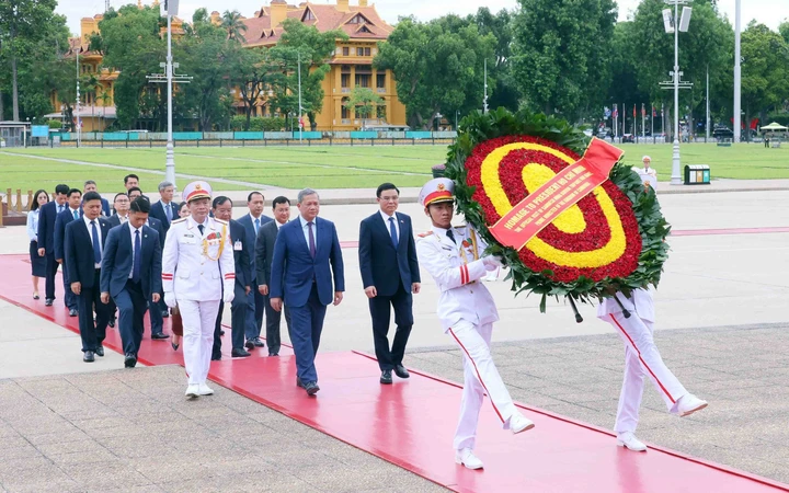 Thủ tướng Campuchia vào Lăng viếng Chủ tịch Hồ Chí Minh và tưởng niệm các Anh hùng Liệt sĩ