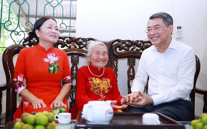 Thủ tướng Lê Minh Hưng thăm gia đình chính sách tỉnh Lào Cai