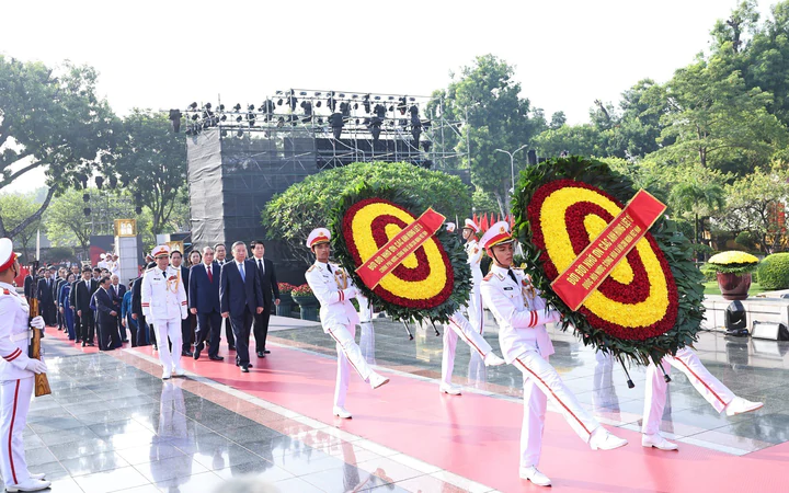 Lãnh đạo Đảng, Nhà nước dâng hương tưởng niệm các Anh hùng liệt sĩ