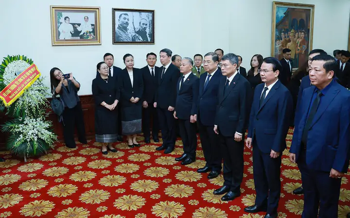 Thủ tướng Lê Minh Hưng viếng Chủ tịch Quốc hội Lào Xaysomphone Phomvihane