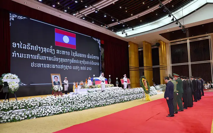 Chủ tịch Quốc hội Trần Thanh Mẫn viếng đồng chí Saysomphone Phomvihane