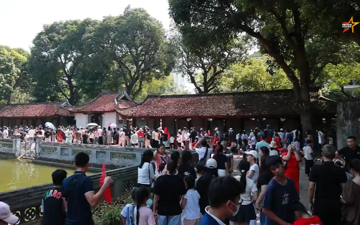 Ngày lễ nắng to: Văn Miếu - Quốc Tử Giám trở thành điểm đến lý tưởng