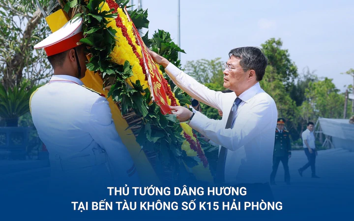 Thủ tướng dâng hương tại Bến tàu không số K15 Hải Phòng