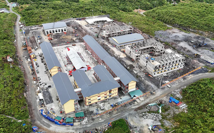 Từ những lớp học tạm bợ đến nền tảng mới cho giáo dục vùng biên