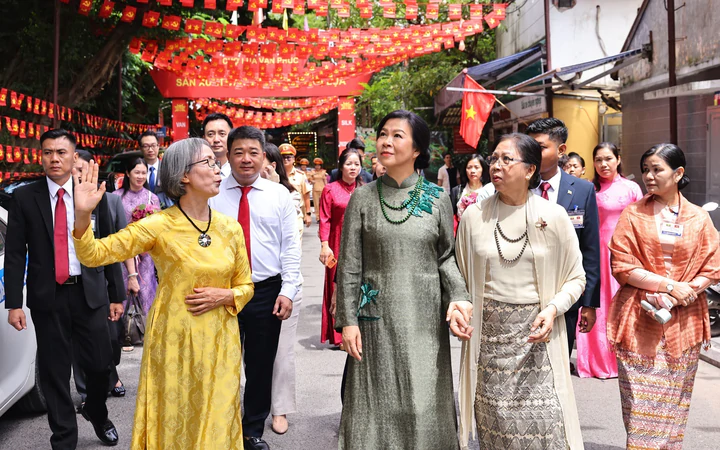Phu nhân Tổng Bí thư, Chủ tịch nước Tô Lâm và Phu nhân Tổng thống Myanmar thăm làng lụa Vạn Phúc