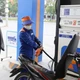 Lý do giá xăng dầu trong nước chưa giảm dù giá dầu thế giới hạ nhiệt