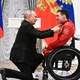 Khoảnh khắc Tổng thống Nga Putin quỳ một gối khi trao huân chương cho nhà vô địch Paralympic