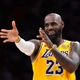 Huyền thoại bóng rổ LeBron James tiếp tục đi vào lịch sử NBA với một kỷ lục vô tiền khoáng hậu