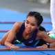 Chân chạy nữ hàng đầu Việt Nam bò qua vạch đích để giành vị trí á quân ở giải Marathon quốc gia