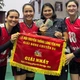 Hoa khôi bóng chuyền Kim Huệ và đội nhà nhận hơn 100 triệu tiền thưởng khi vô địch giải hội làng