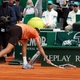 Medvedev đập vợt 7 lần trong 40 giây khi thua 2 set 0-6 ở Monte Carlo