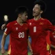 Nhiều cầu thủ U17 Việt Nam khóc, HLV Roland ôm động viên