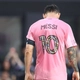 CĐV Argentina lo sốt vó khi Messi chấn thương phải rời sân