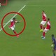 Vì sao Arsenal không bị thổi phạt đền dù Saka chạm tay rõ ràng?