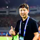 Áo đen của HLV Kim Sang Sik: Chuyện đùa sau chiến thắng hay niềm tin vào yếu tố may mắn?
